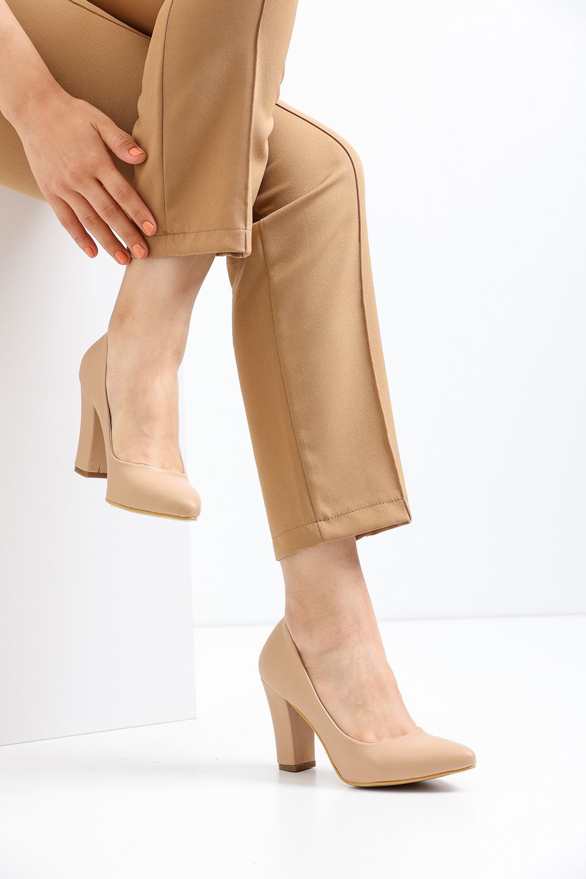 Nude Women's Classic Heeled Shoes Cv300