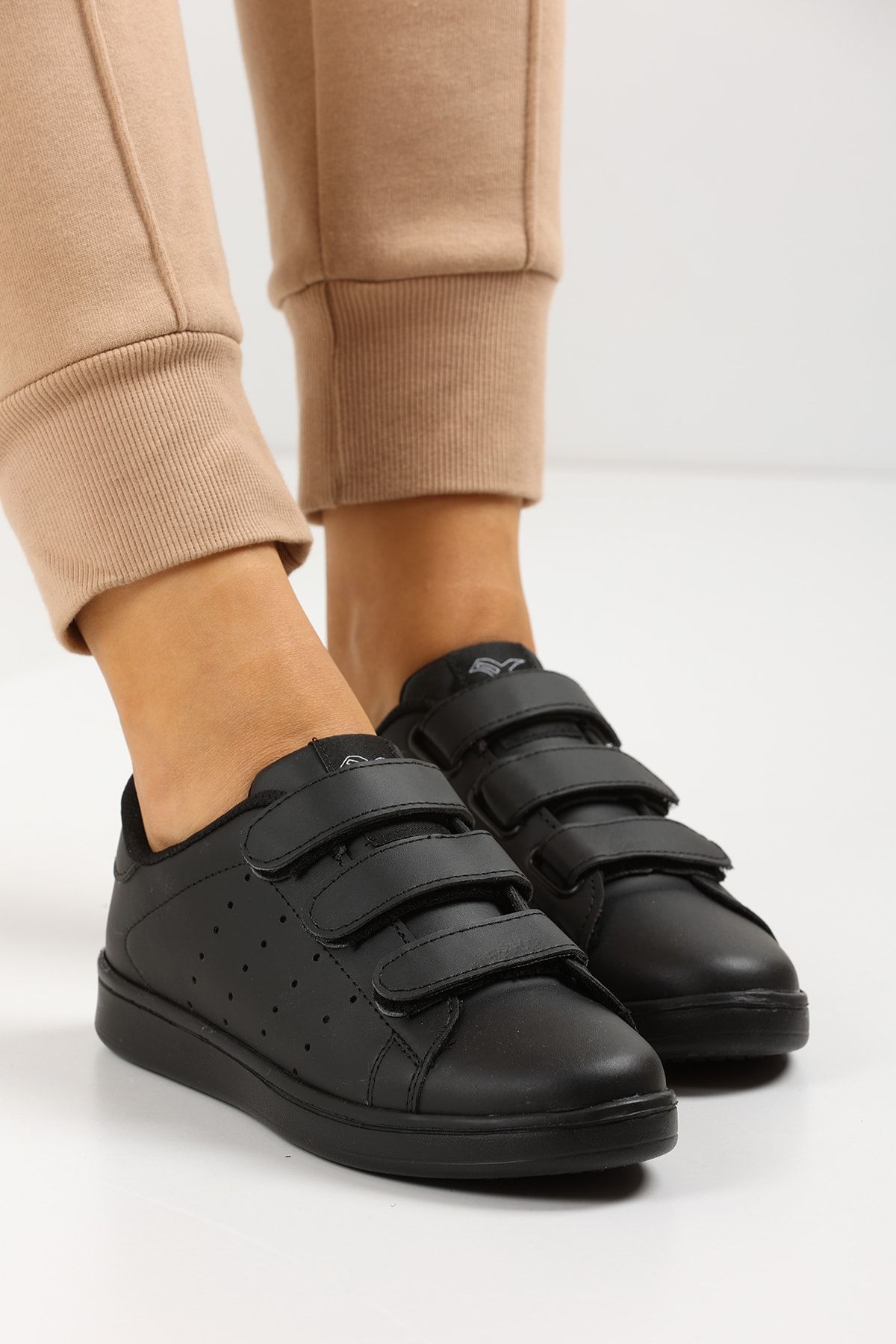 Black Women's Sneaker Wnm308