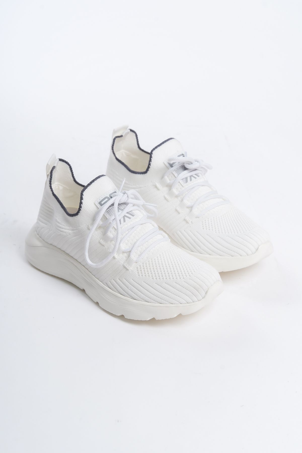 White Unisex Comfortable Easy-to-Wear Tricot Sneaker 4556