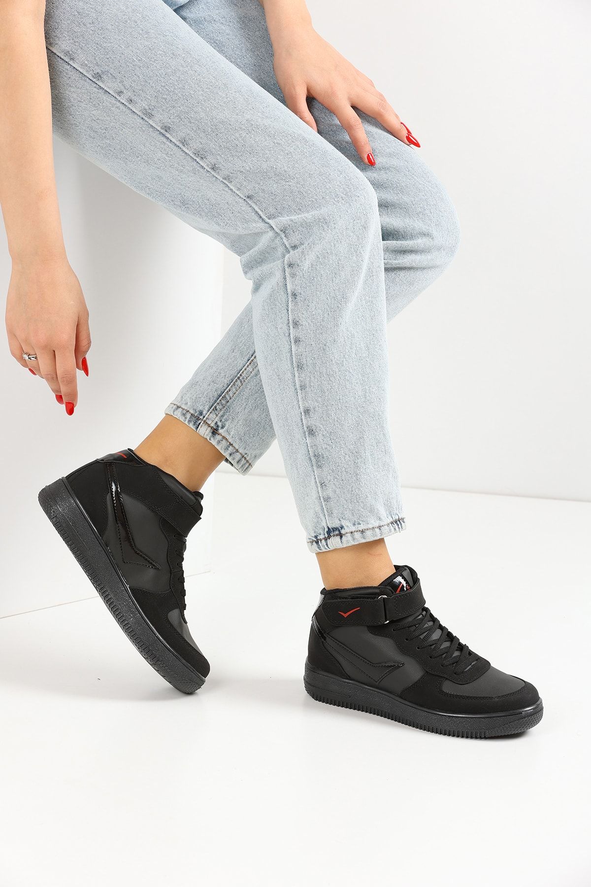 Black Unisex Sneakers 2185