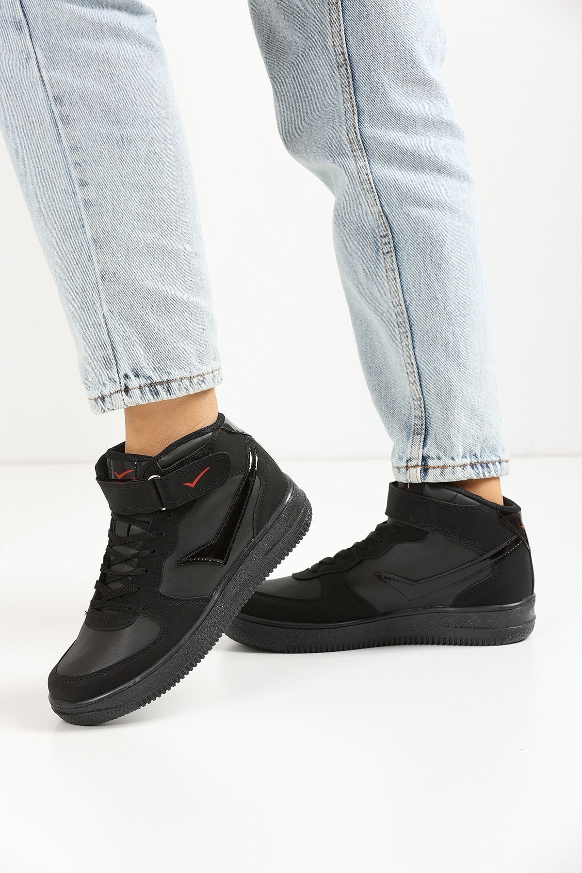 Black Unisex Sneakers 2185