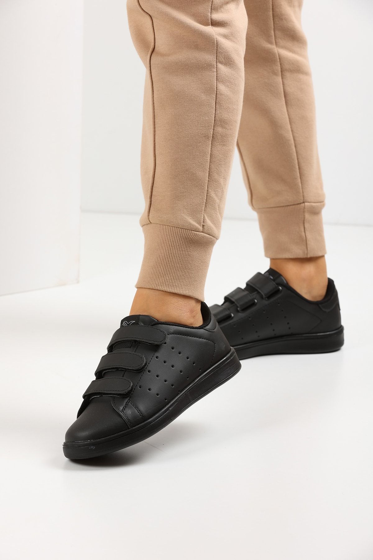 Black Women's Sneaker Wnm308