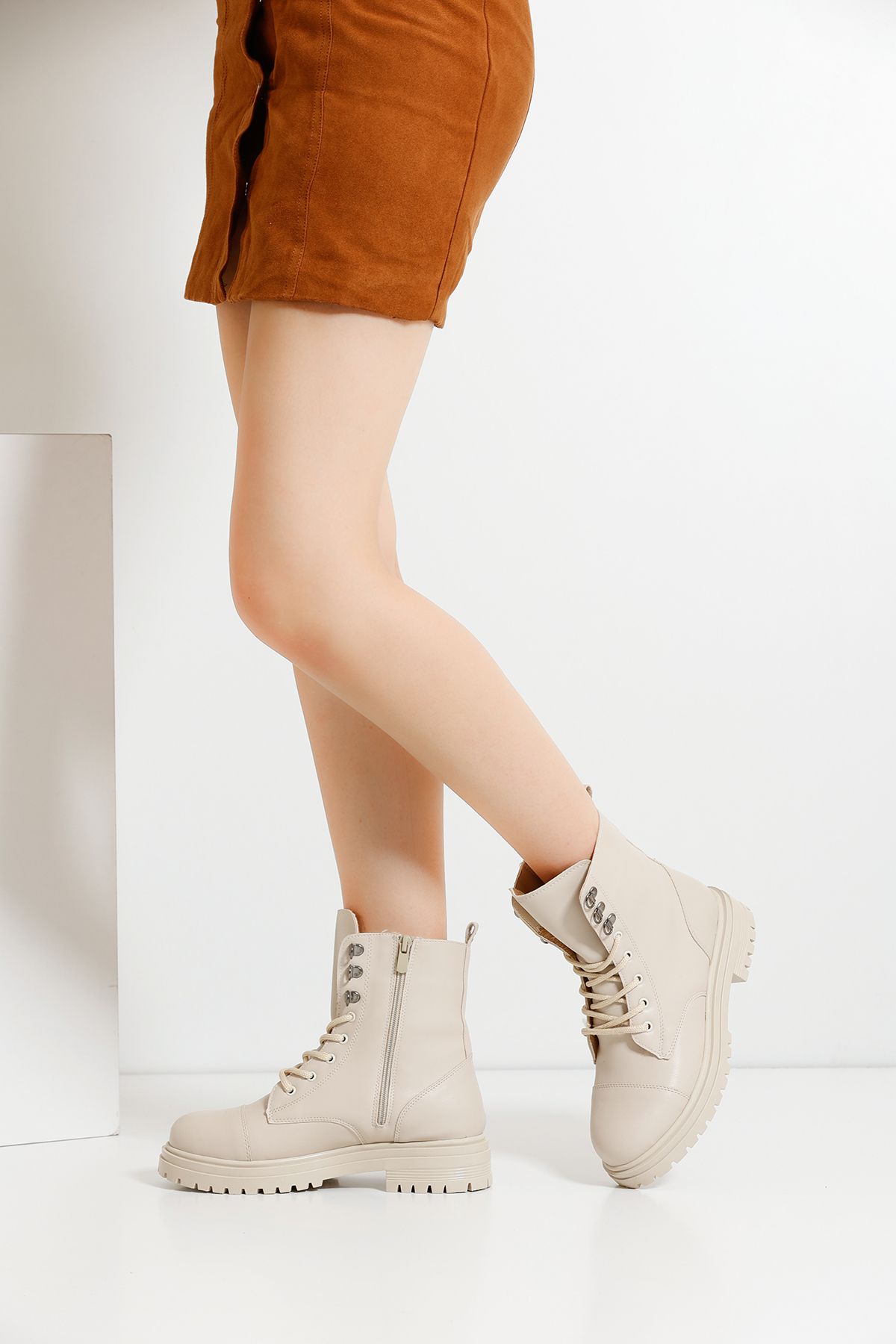 Women's Cream Boots P250