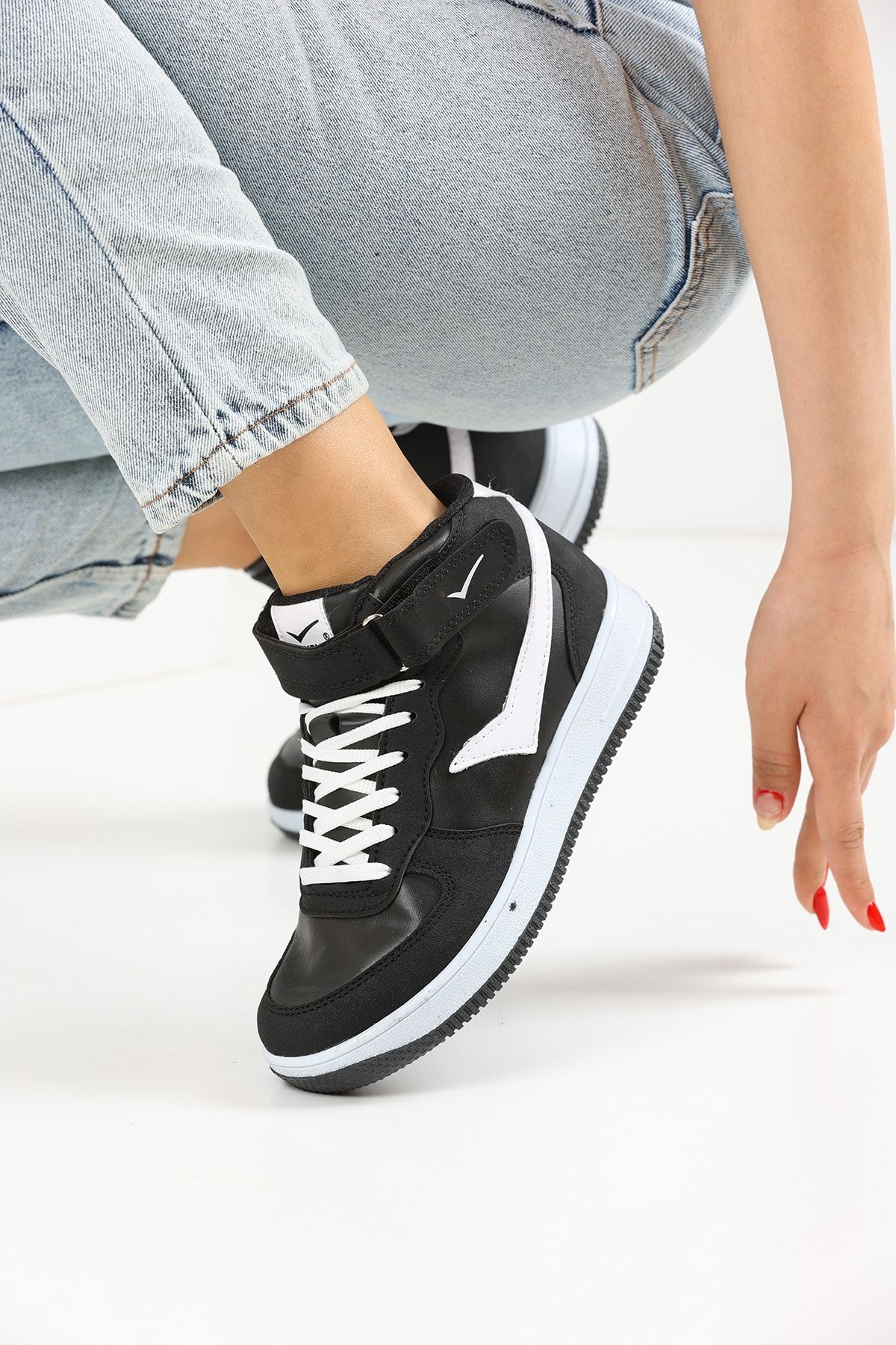 Black and White Unisex Sneakers 2185