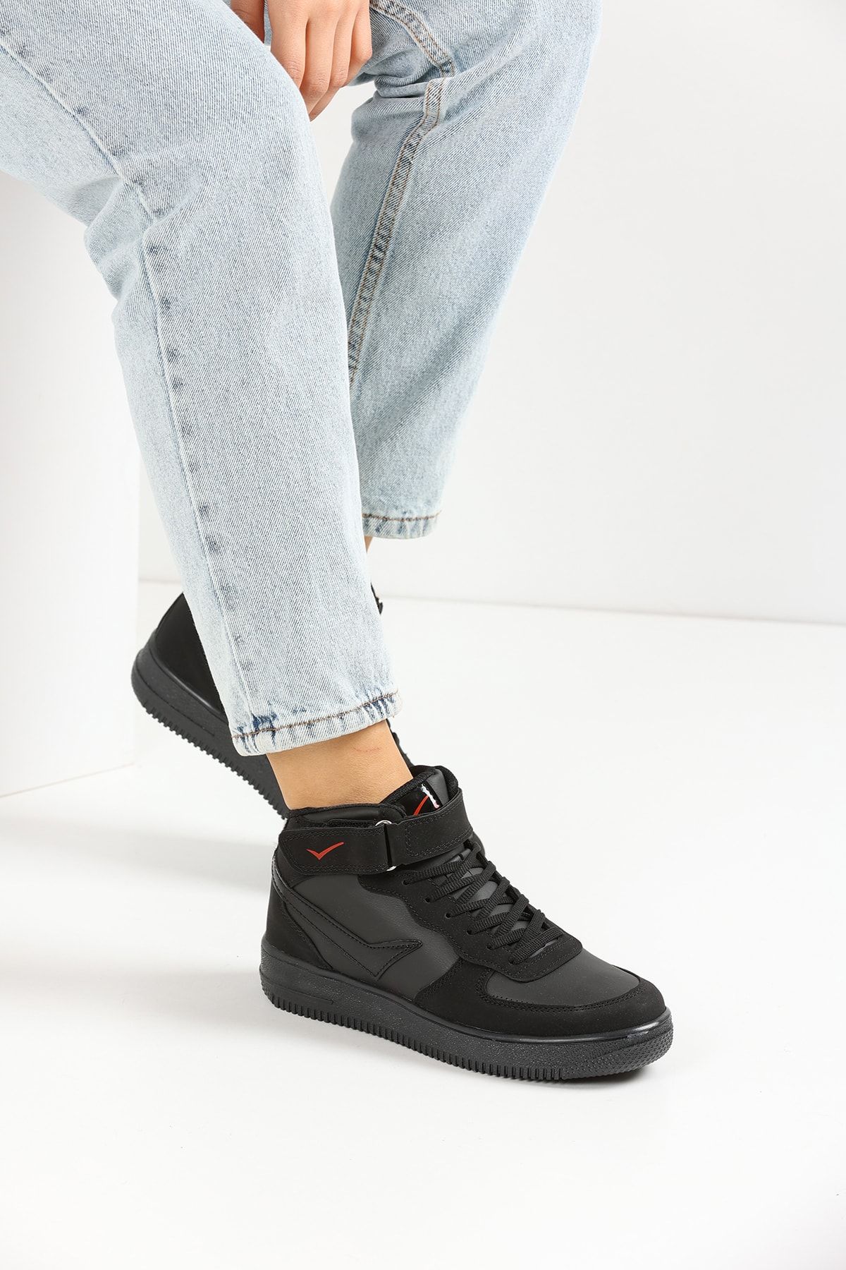 Black Unisex Sneakers 2185