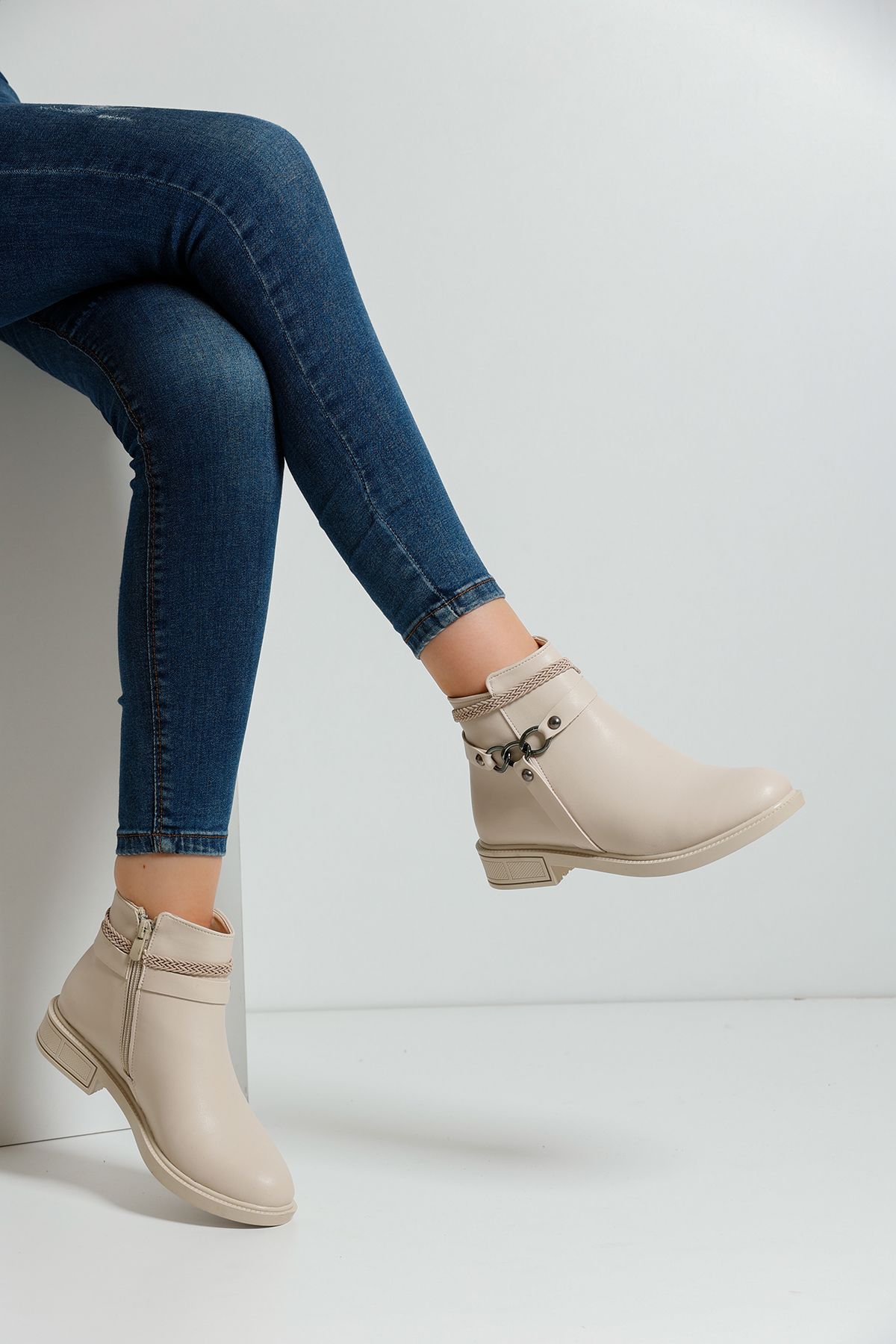 Women's Cream Boots A100