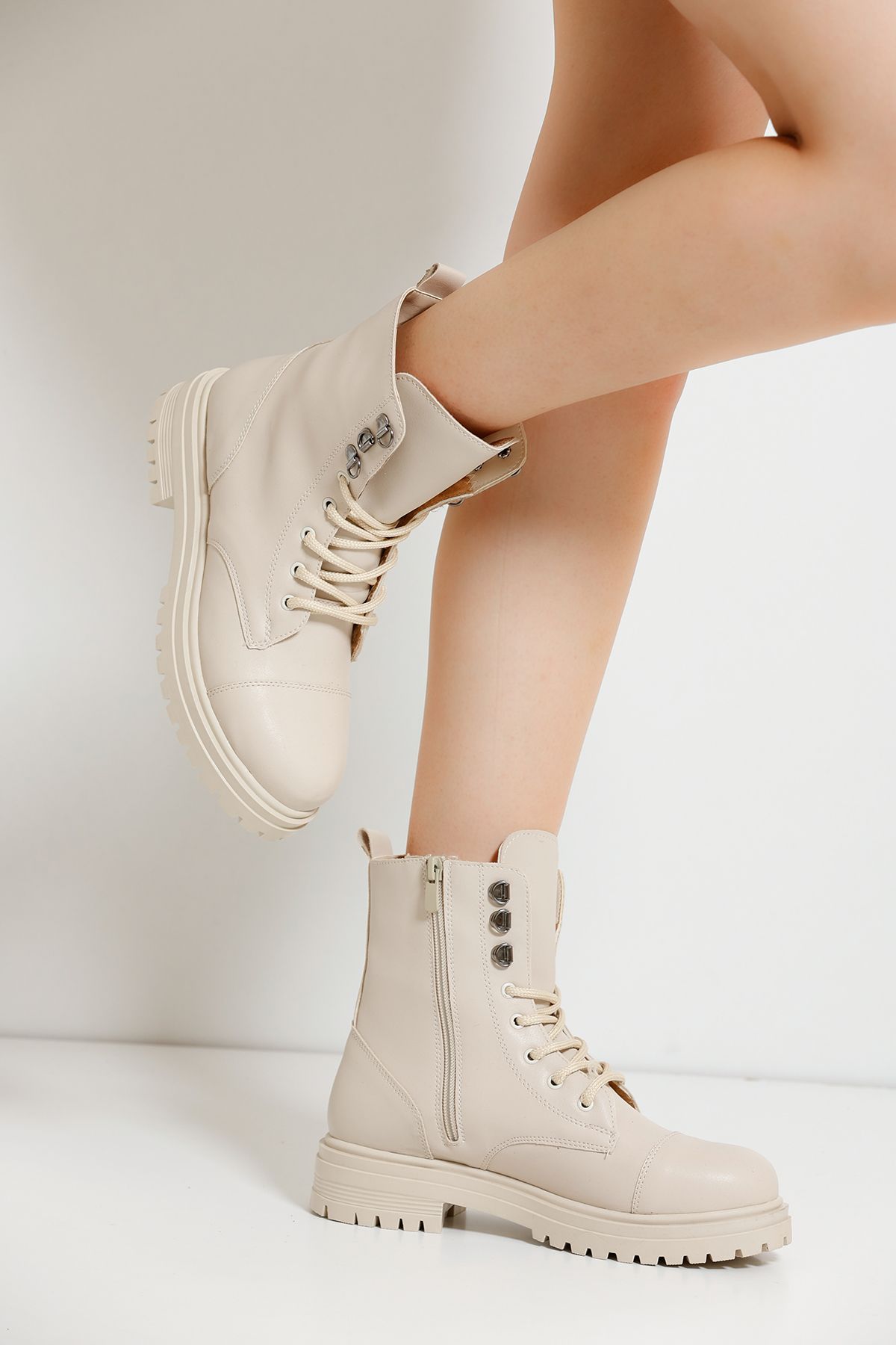 Women's Cream Boots P250