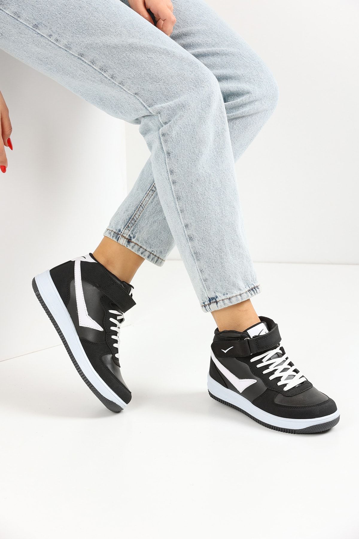 Black and White Unisex Sneakers 2185