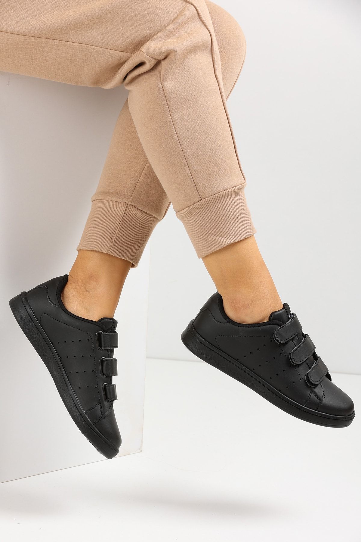 Black Women's Sneaker Wnm308