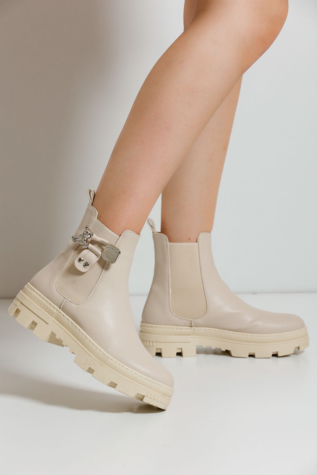 Cream Women's Buckle Boots P290