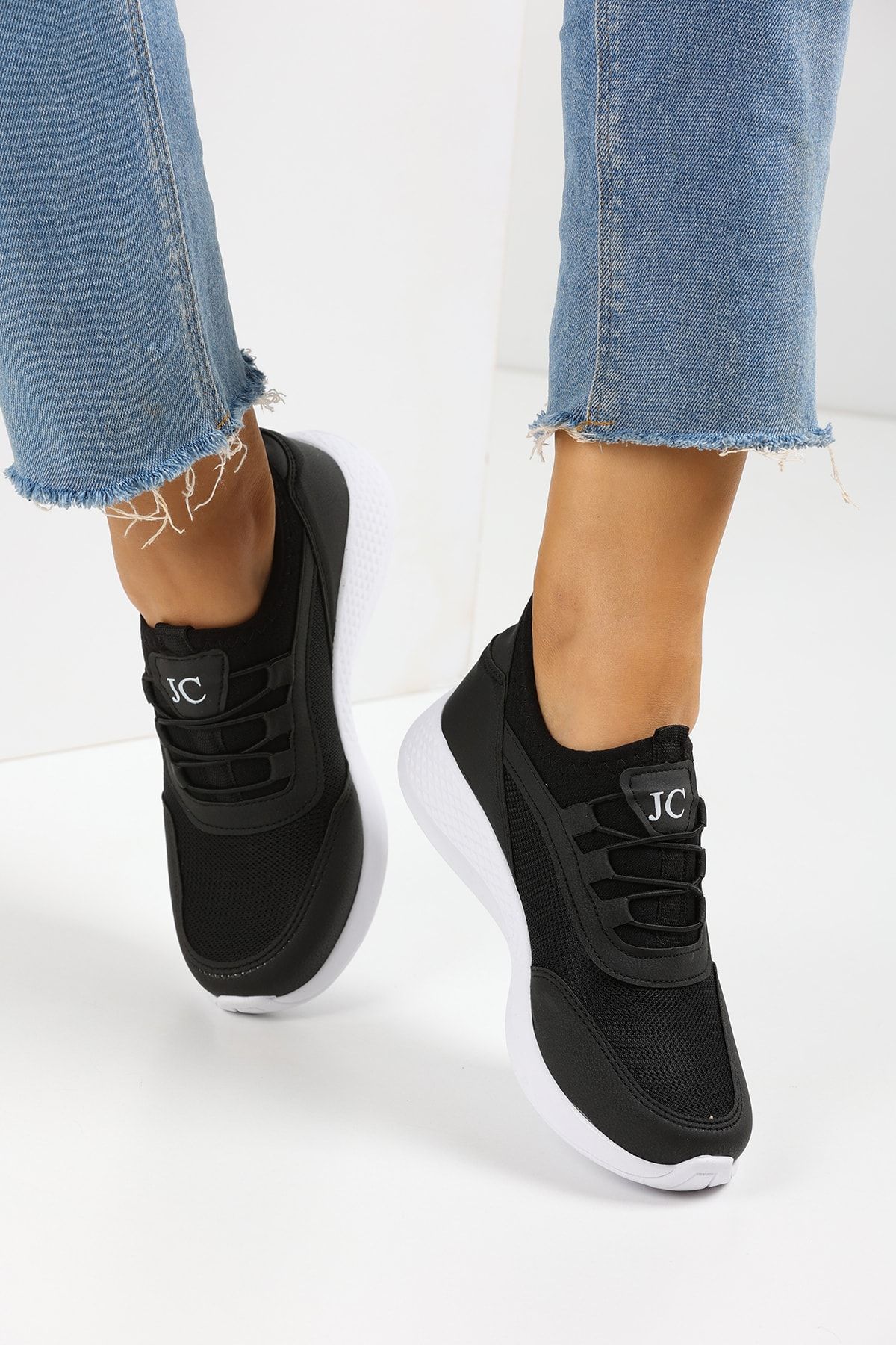 Black and White Women's Sneaker 3005