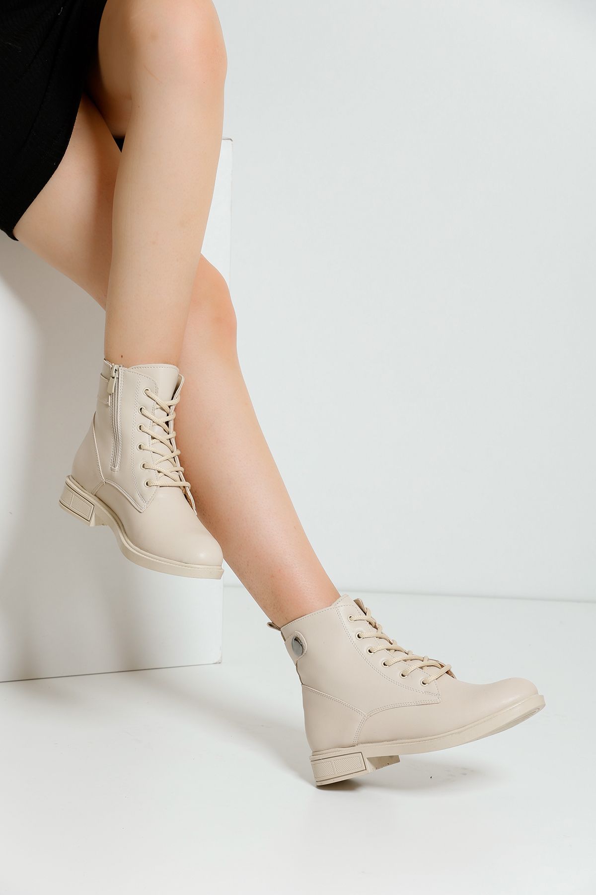 Women's Cream Boots A320