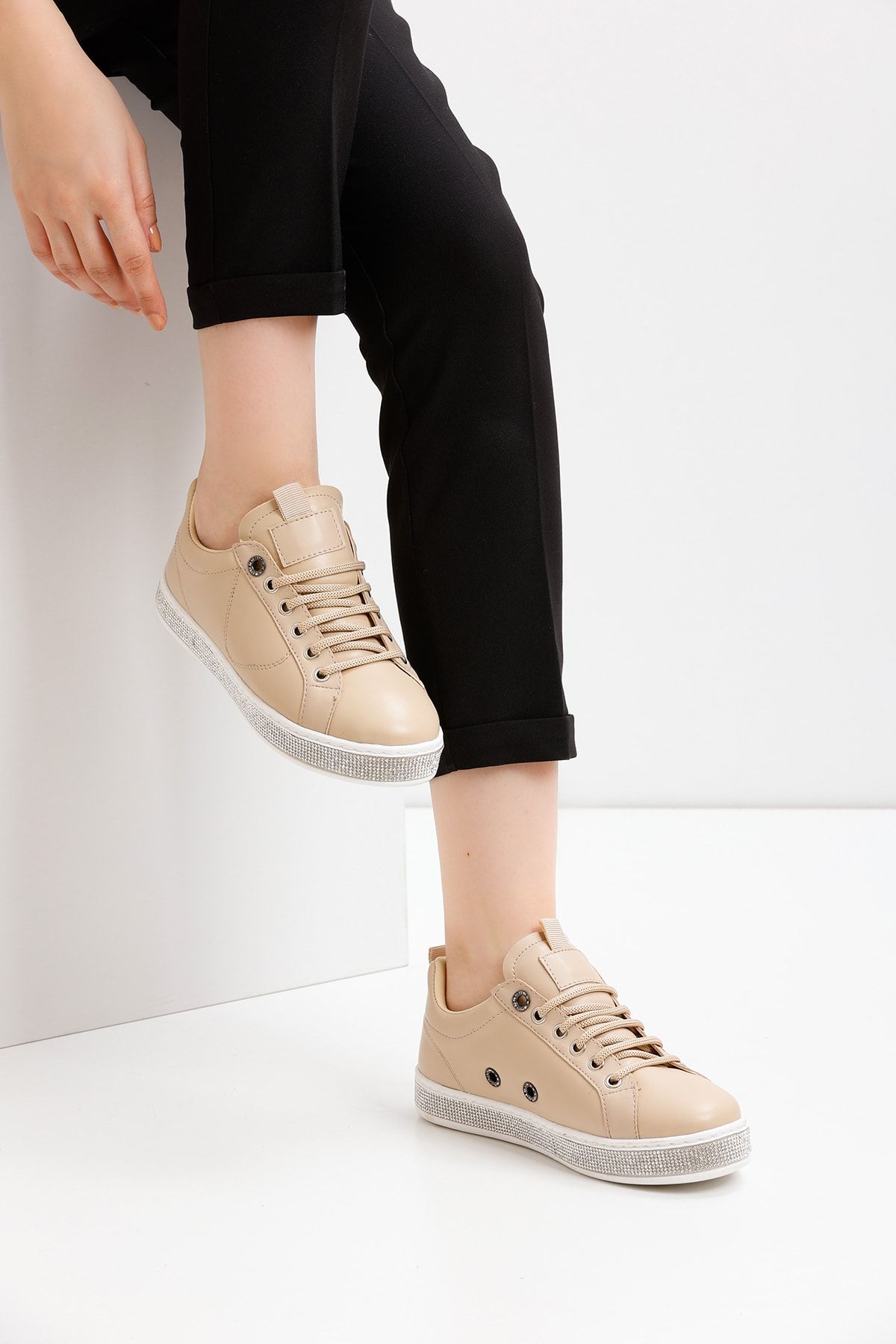 Beige Women's Sneaker By132