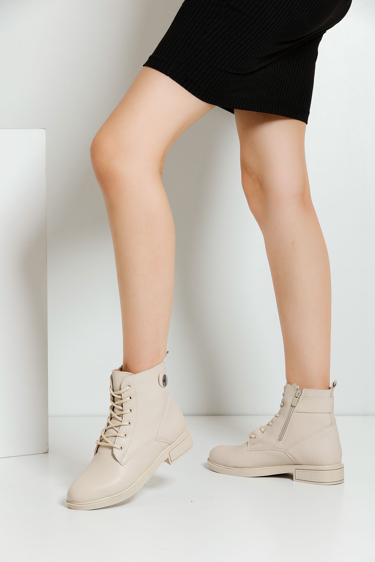 Women's Cream Boots A320