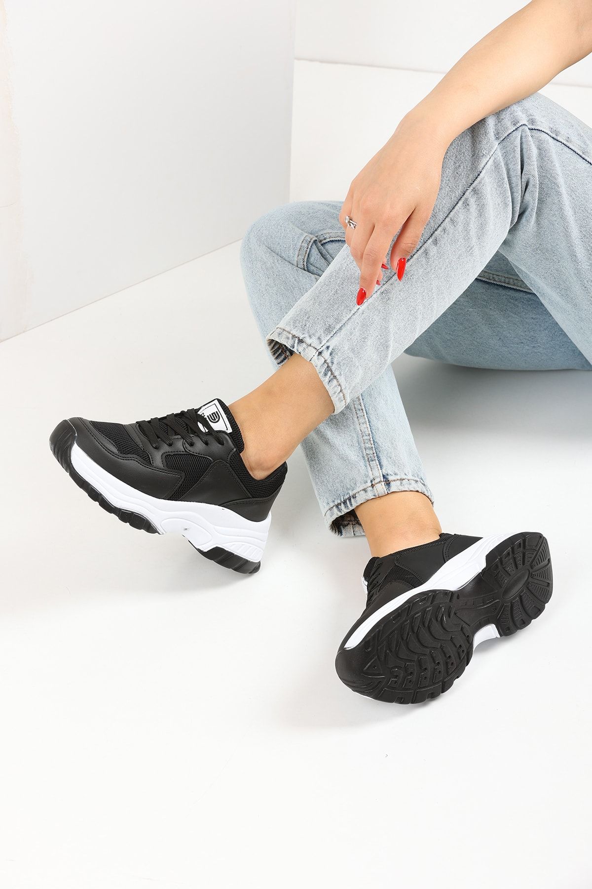 Black and White Women's Sneaker 0140