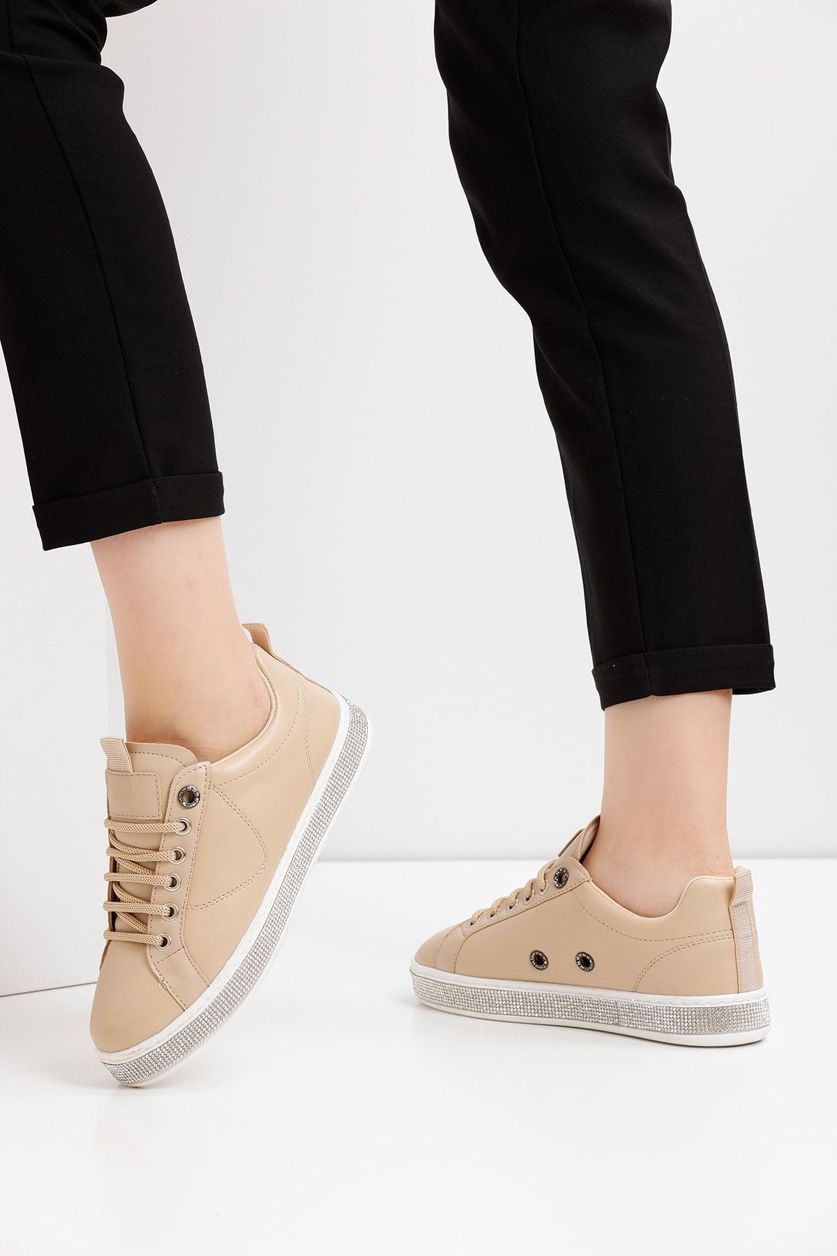 Beige Women's Sneaker By132