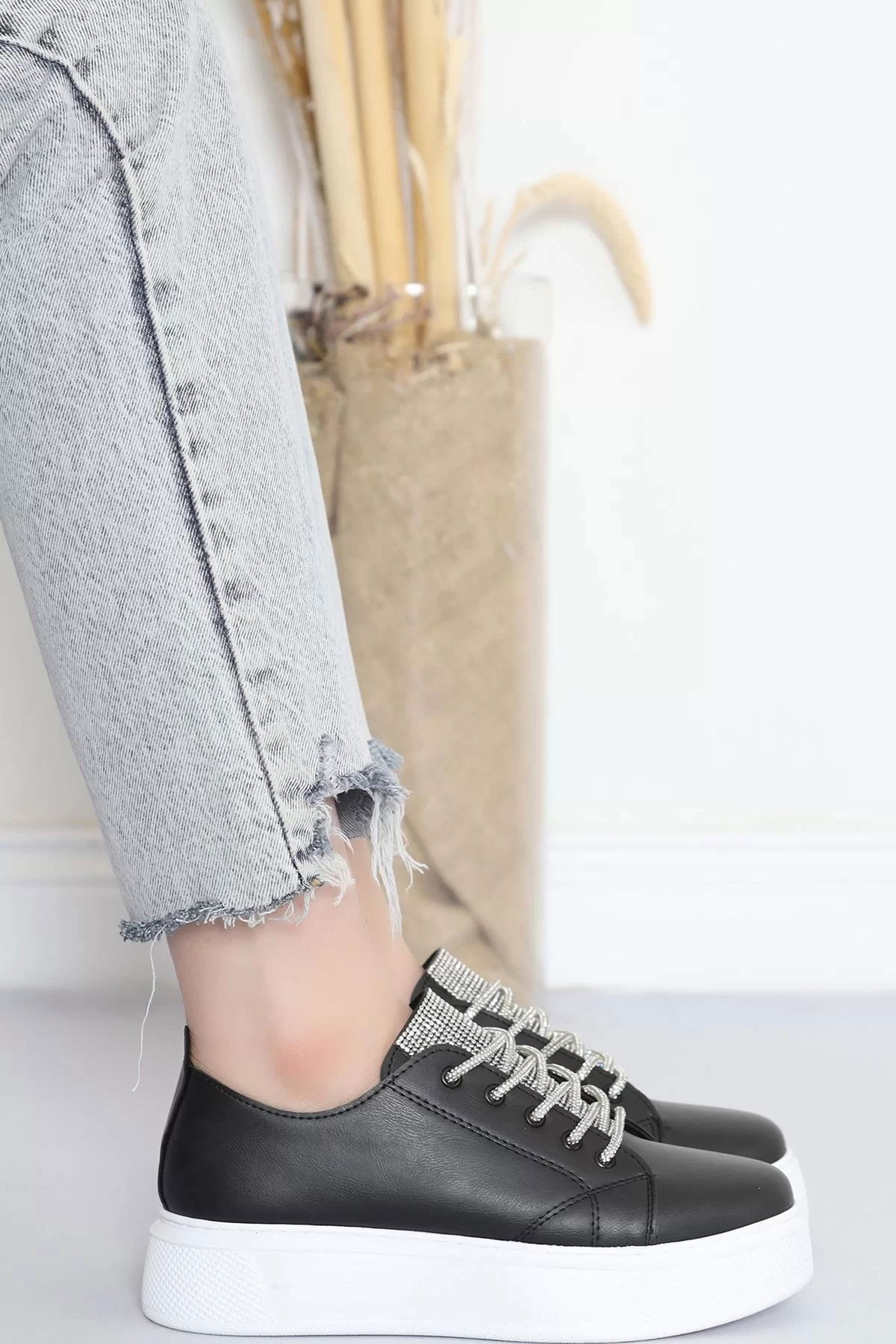 Stone Detailed Sneakers Black and White - 17386.264.