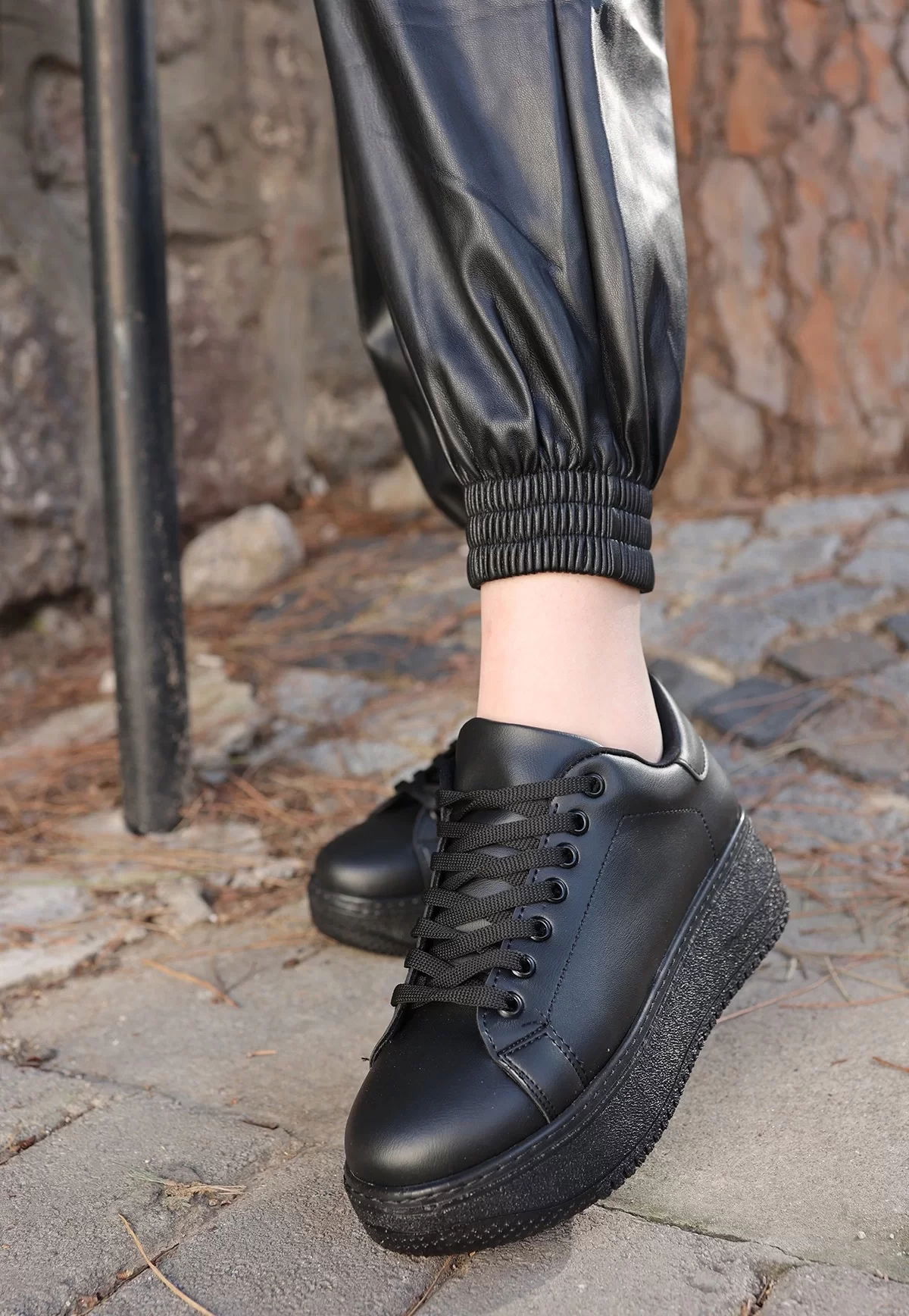 Leran Black Skin Lace-up Sneakers