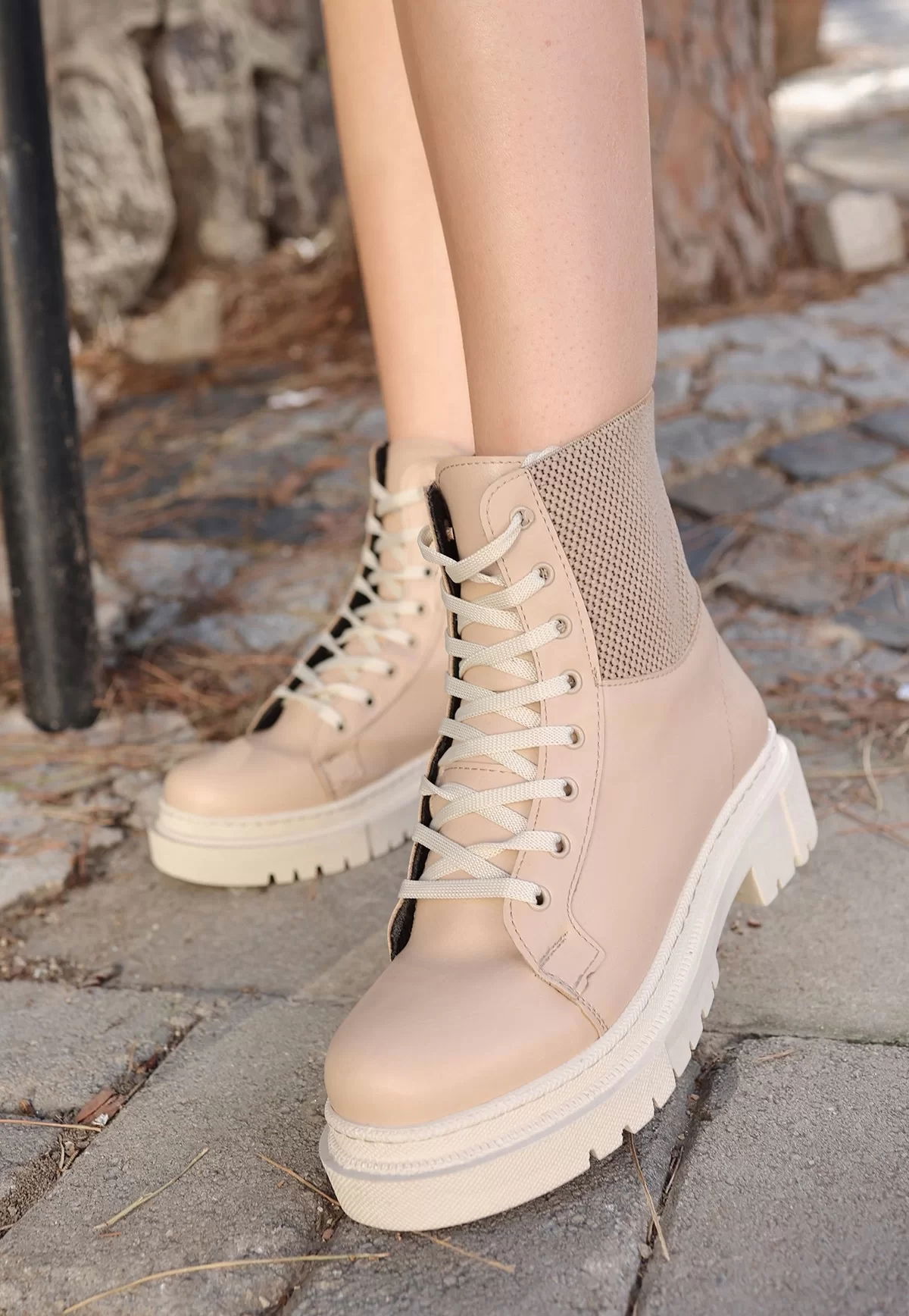 Beery Cream Skin Lace-up Boots