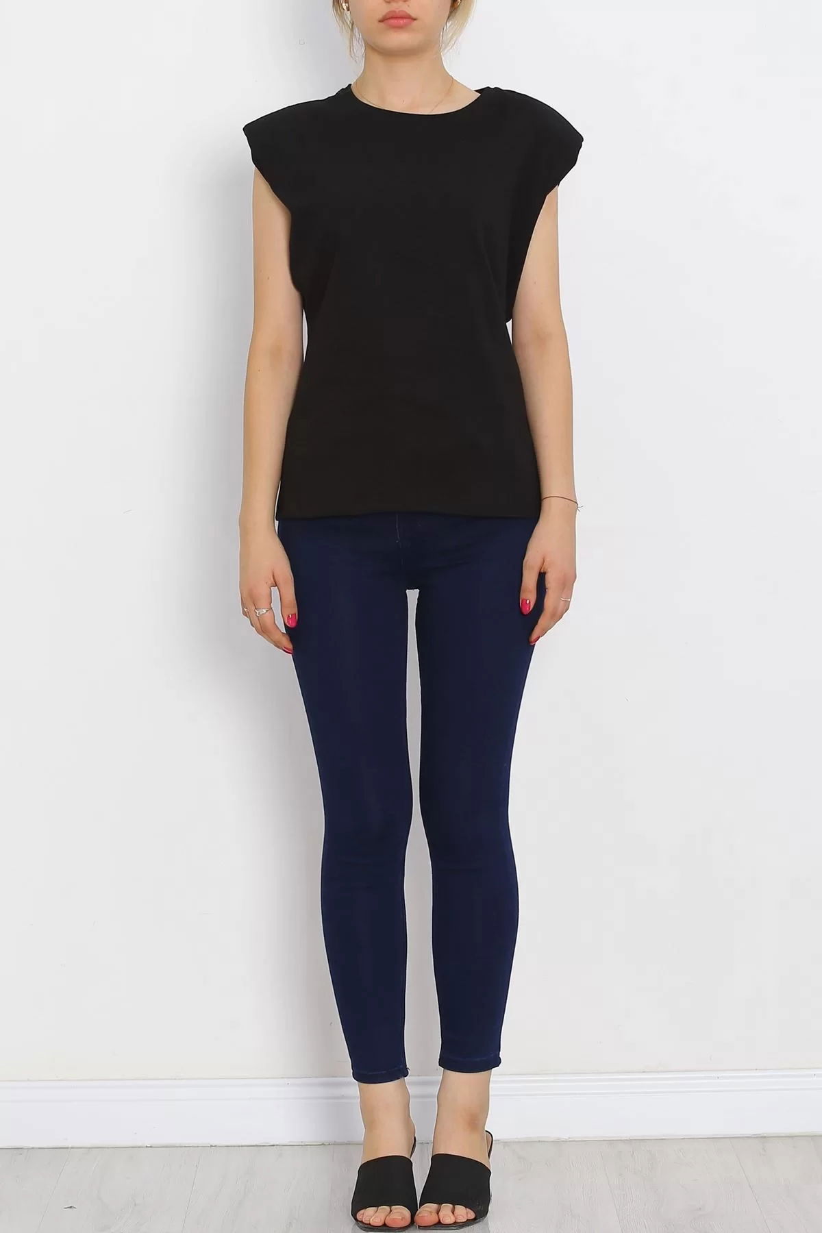 Sleeveless T-shirt with Wadding Black - 15874.1567.