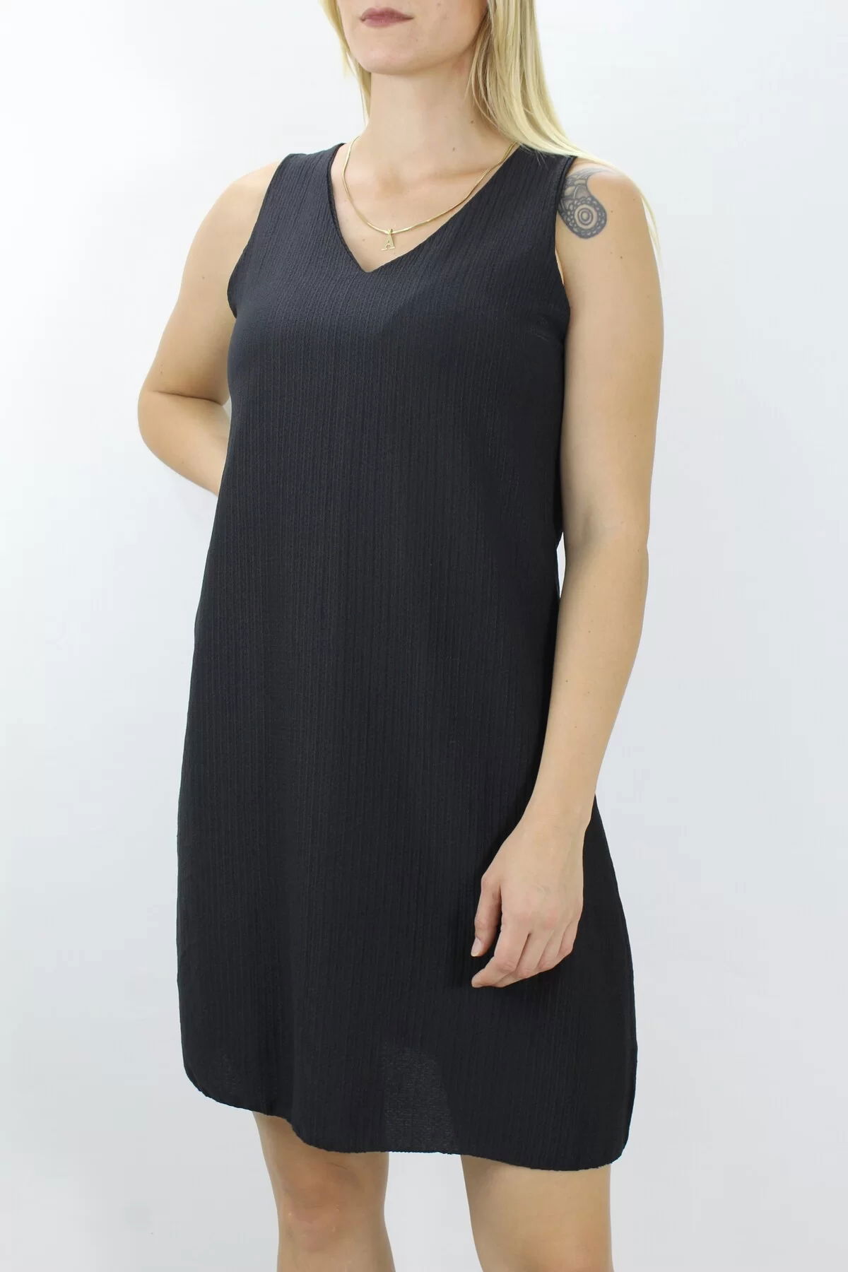 Crinkle V-Neck Dress Black - 128.275.