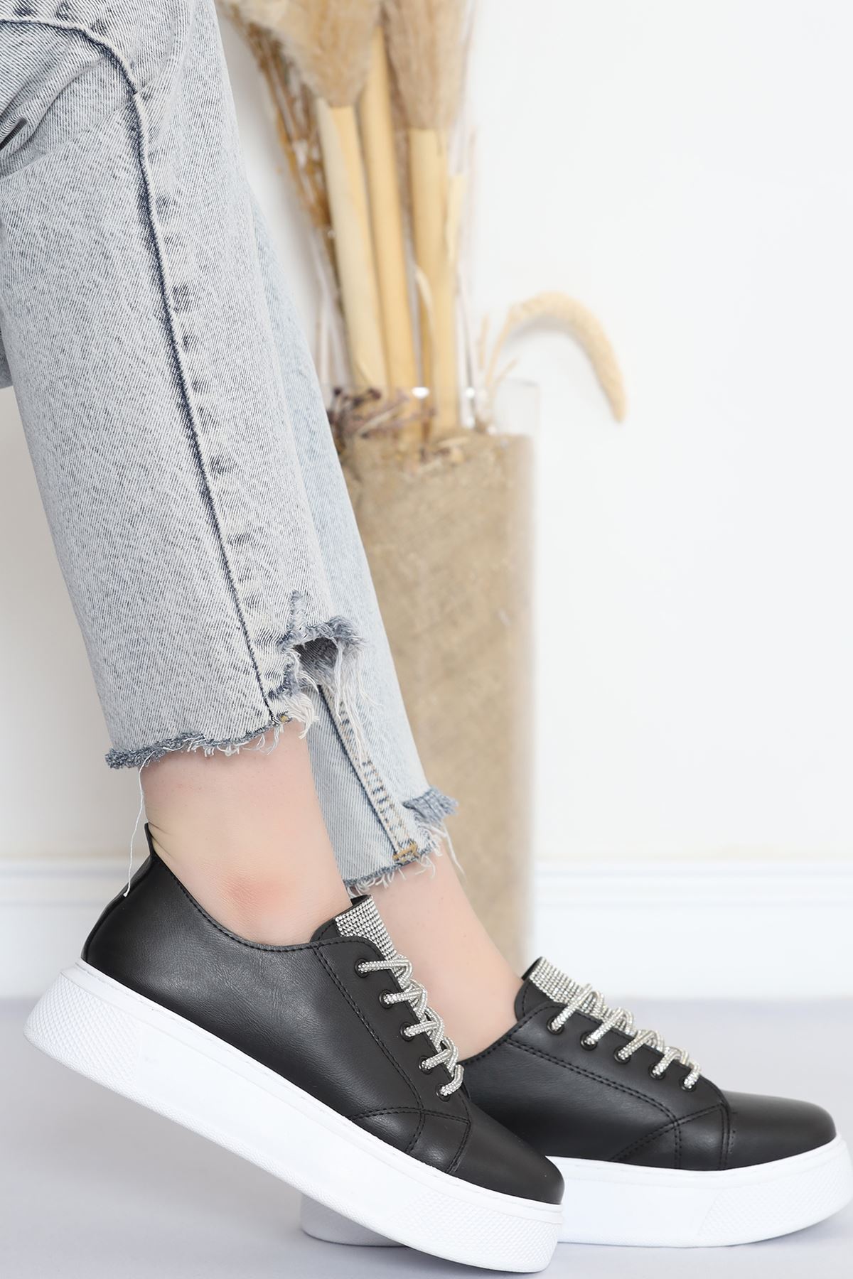 Stone Detailed Sneakers Black and White - 17386.264.