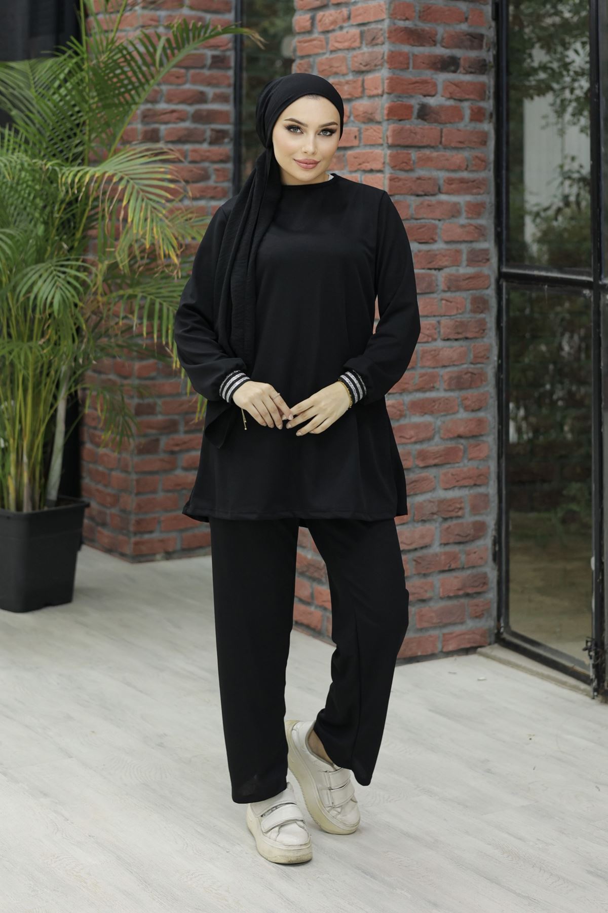 Suit with Elasticized Sleeves Black - 10010.1778.