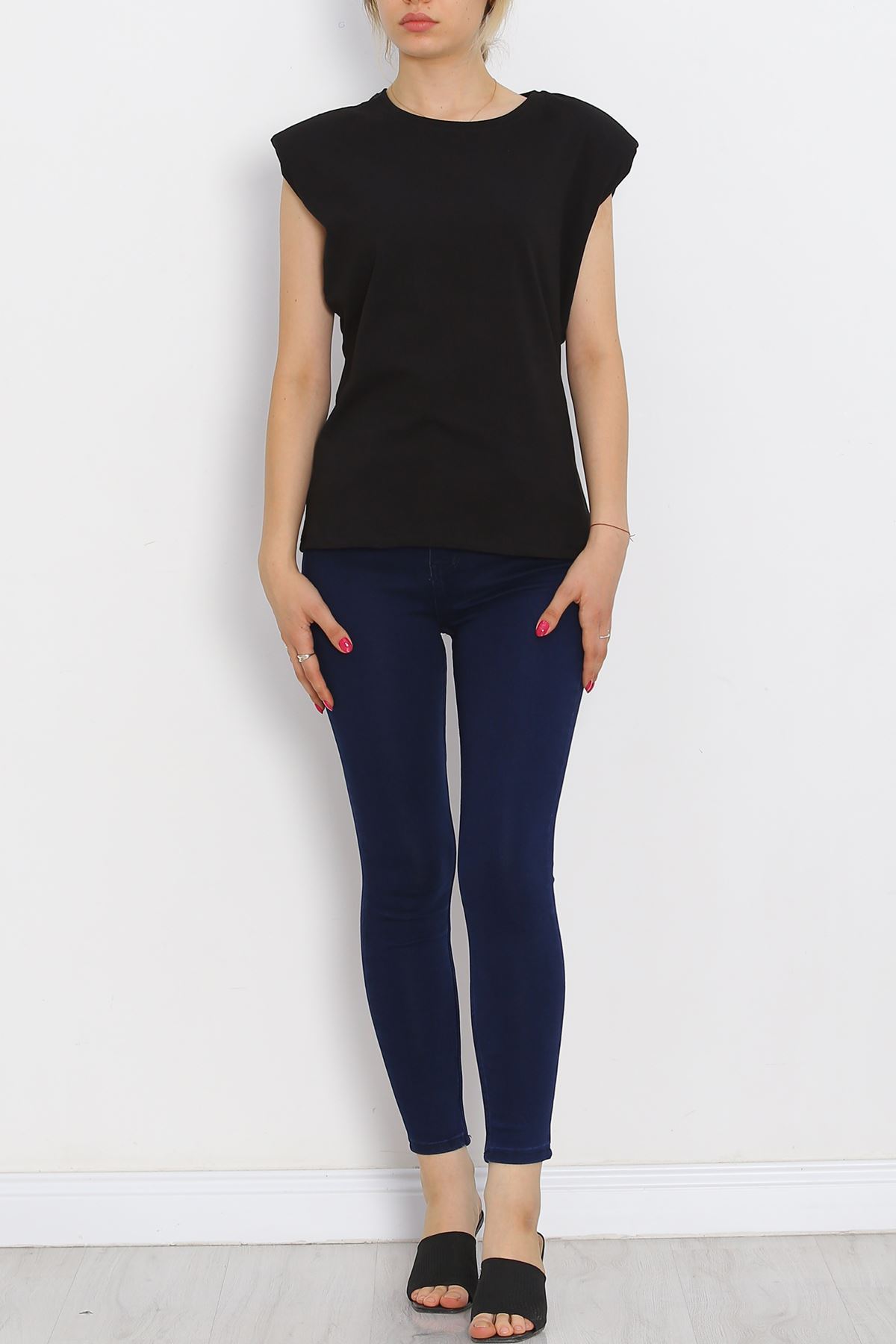 Sleeveless T-shirt with Wadding Black - 15874.1567.