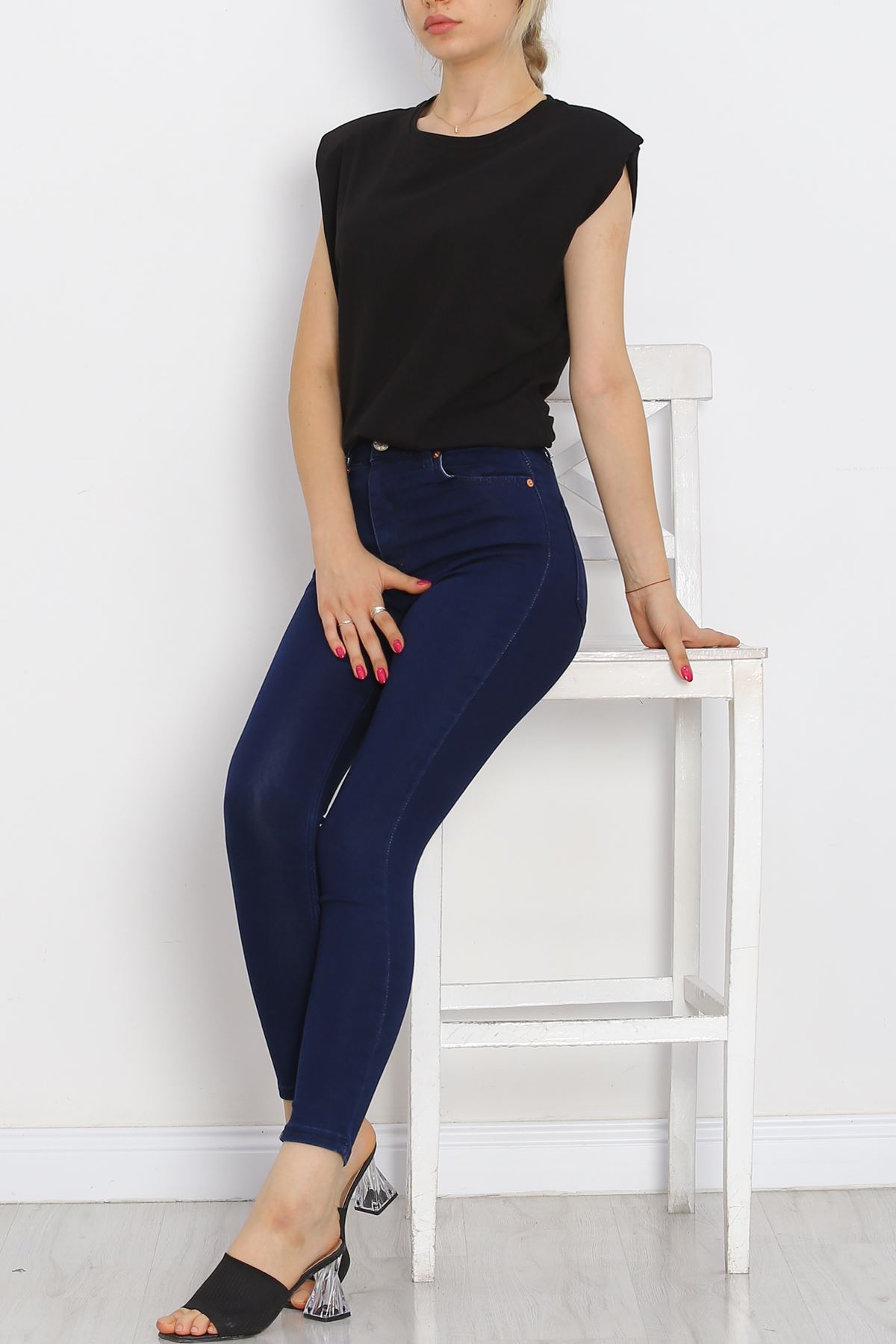 Sleeveless T-shirt with Wadding Black - 15874.1567.