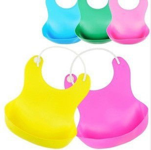 Pelikan Silicone Feeding Bib / Red