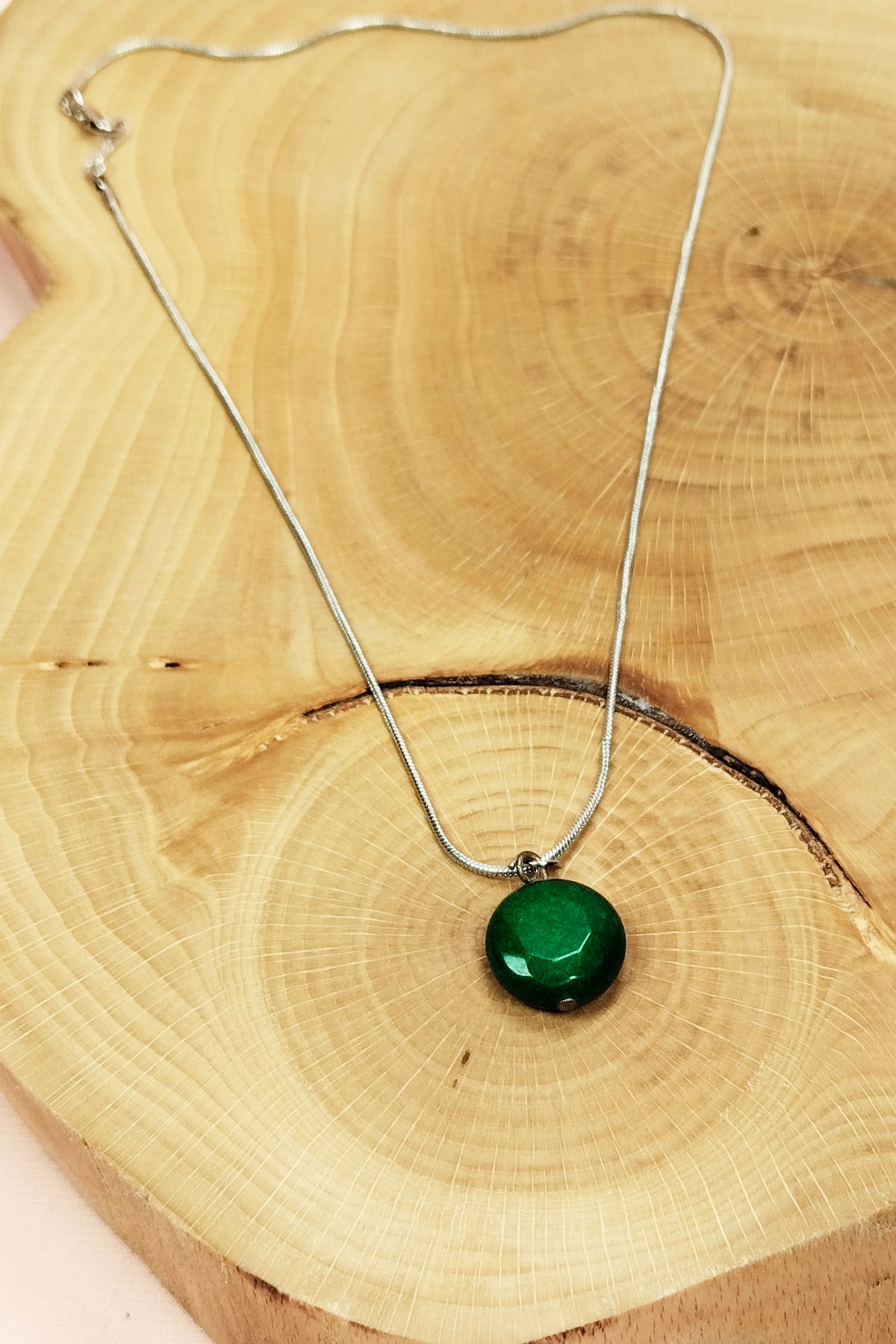 Emerald Natural Stone Handmade Pendant with Chain: 1.5 cm Chain: 20 cm Boxed