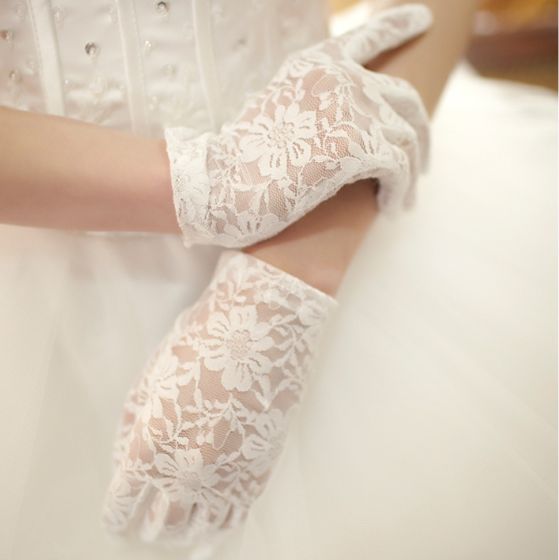 White Color Short Lace Gloves