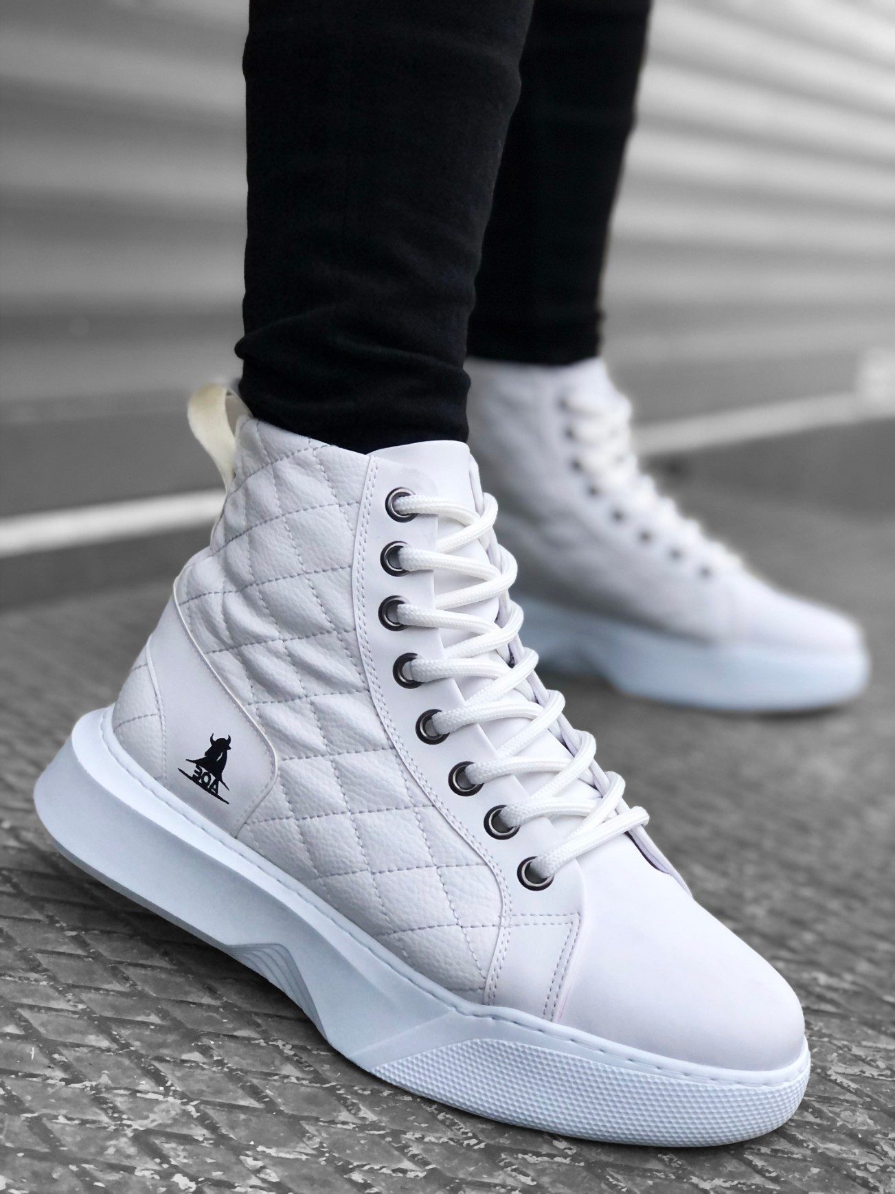 Lace-up White Quilted Men's High Sole Sport Boots