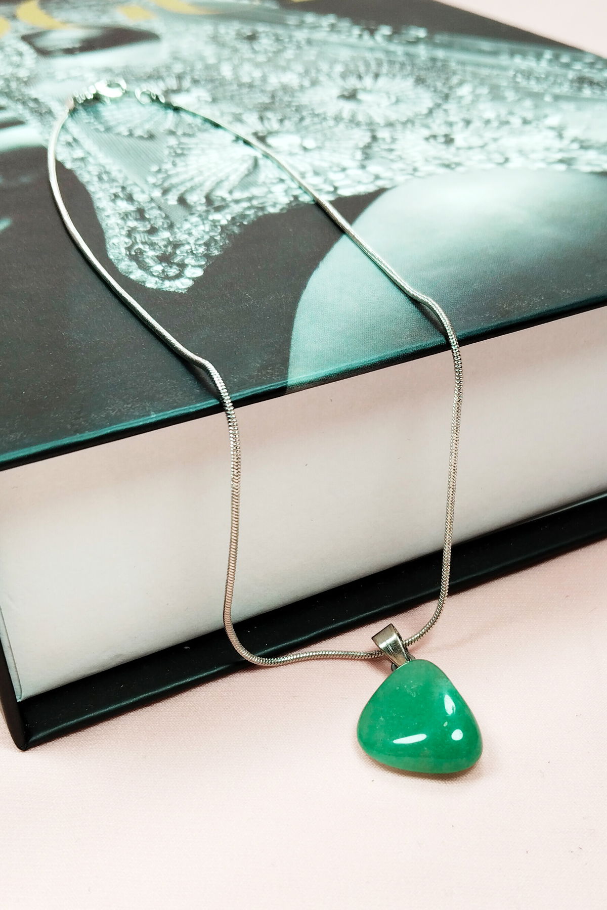 Jade Stone Natural Stone Handmade Pendant with Chain: 2 cm Chain: 20 cm Boxed