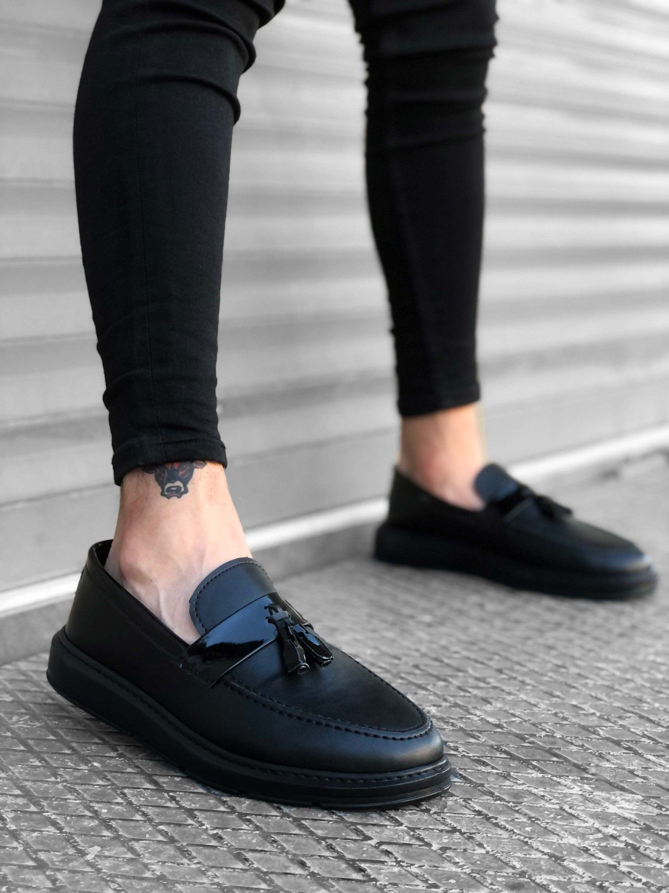 Unlaced High Sole Classic Black Shiny Belt Tassel Men's Shoes