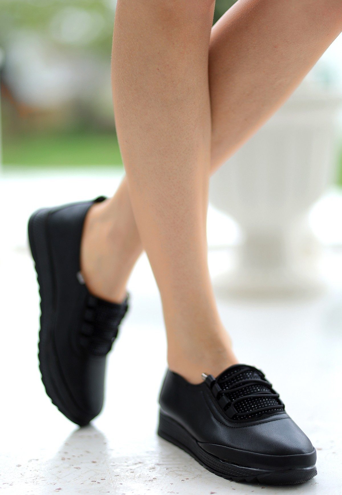 Black Skin Bead Detailed Sneakers