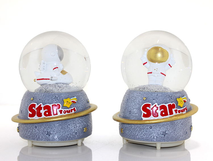 Snow Globe Spraying Lighted Musical Globe 16 Cm ALK287