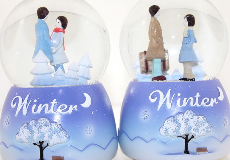 Snow Globe Spraying Lighted Musical Globe 16 Cm ALK289